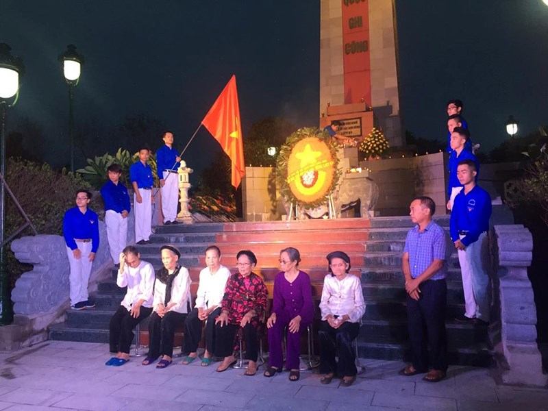 Tuổi trẻ phường Việt Hưng thắp nên tri ân các hùng Liệt sĩ kỷ niệm 70 năm ngày thương binh liệt sĩ